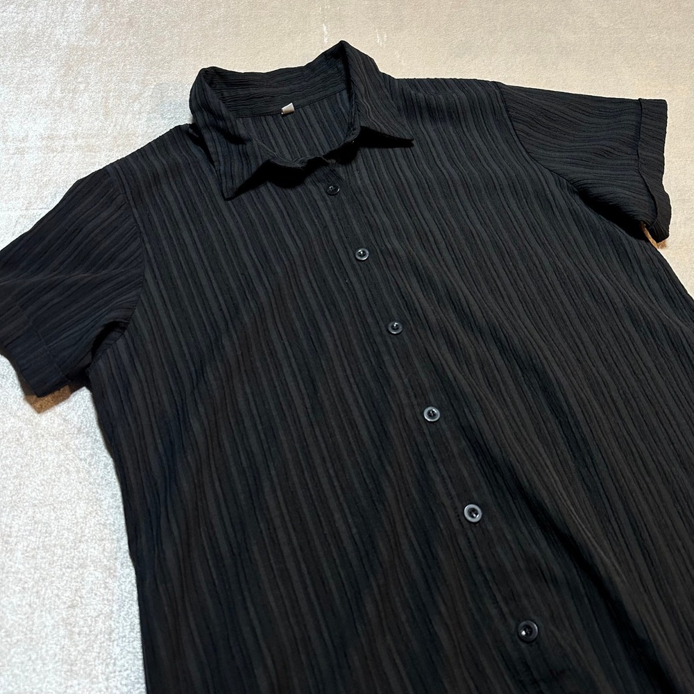 Women's Small Black Crinkle Textured Vertical Short Sleeve Button-Down Shirt